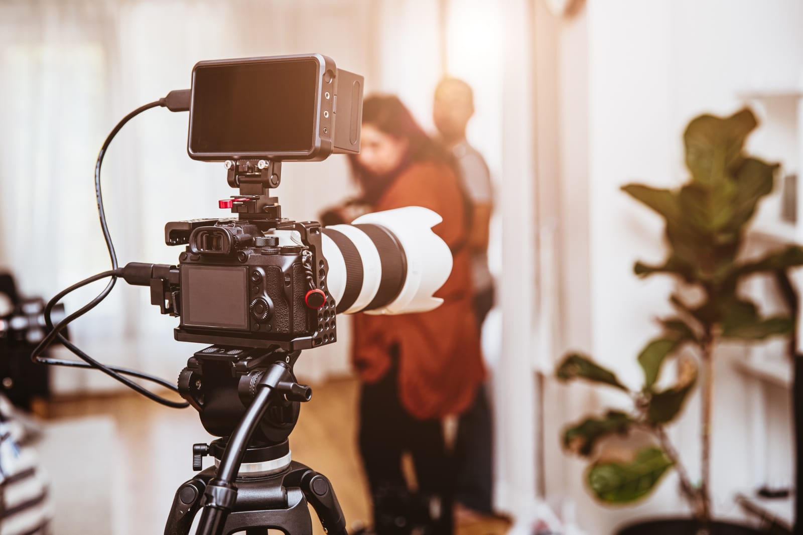 Cámara mirrorless con equipo de cinematografía profesional