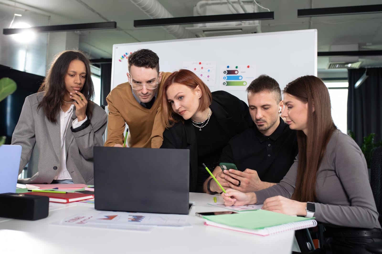 Equipo revisando datos de un funnel de ventas en laptop