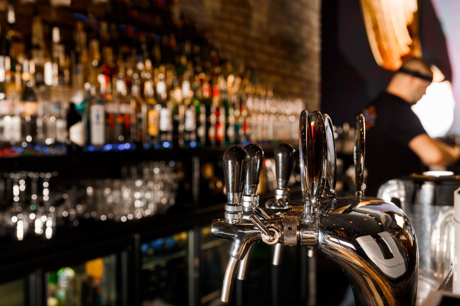 Bartender trabajando en un bar nocturno