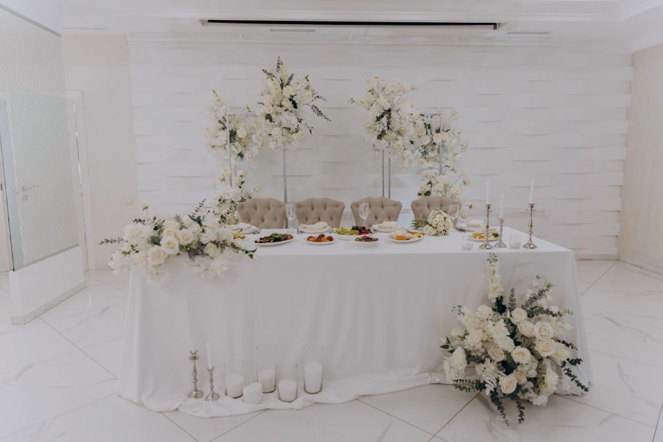 Mesa de banquete de boda montada con arreglos florales