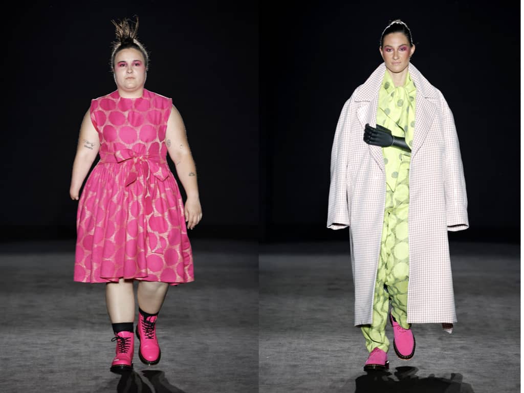 2 Modelos con discapacidad desfilando en la semana de la moda de Barcelona.