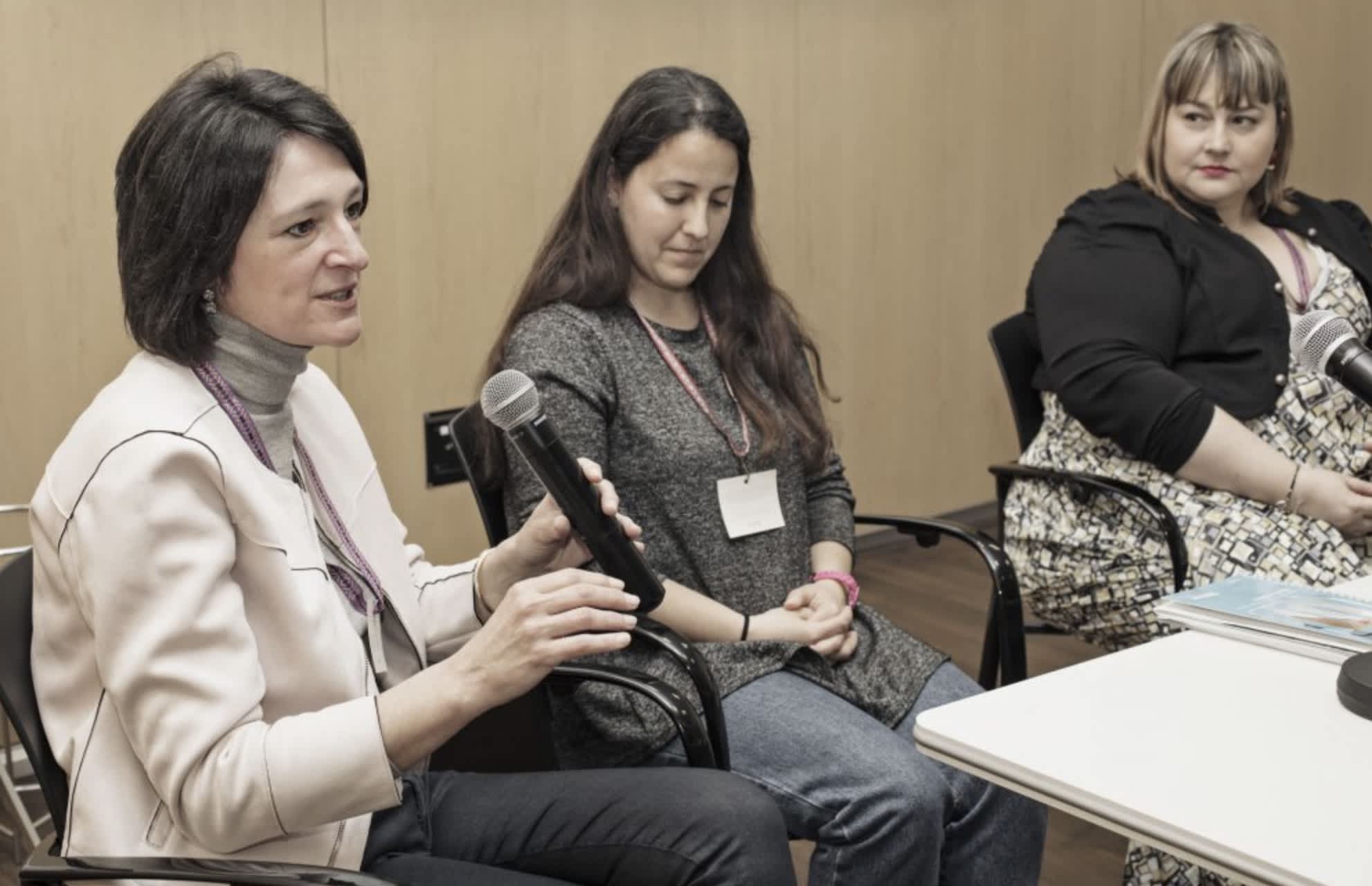 Rut hablando en una conferencia sobre moda inclusiva.