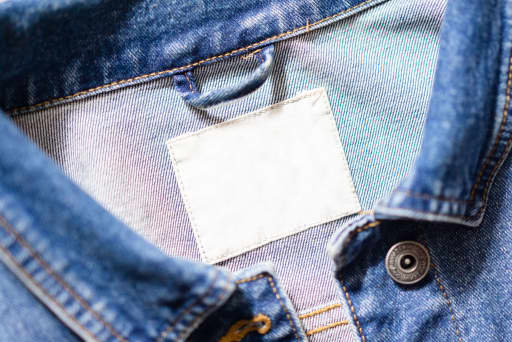 Imagen de una chaqueta vaquera con la etiqueta en blanco.