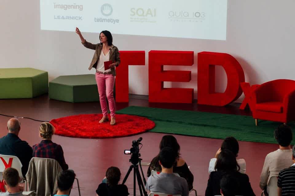 Rut hablando en el TED talk de Mataró en 2015.