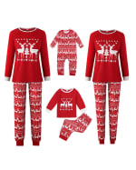 Röd julpyjamas med två renar runt en julgran