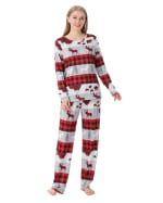 Julpyjamas med cariboubjörn och gran