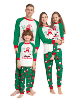 Den skäggige tomten begravd under sin gigantiska hatt, matchande familjepyjamas