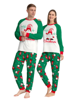 Den skäggige tomten begravd under sin gigantiska hatt, matchande familjepyjamas