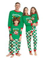 Grönrutig julpyjamas av en ren dekorerad med julgranskulor