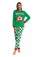 Grönrutig julpyjamas av en ren dekorerad med julgranskulor