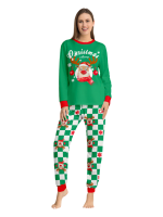 Grönrutig julpyjamas av en ren dekorerad med julgranskulor