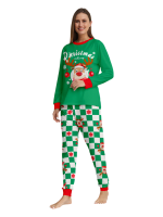 Grönrutig julpyjamas av en ren dekorerad med julgranskulor