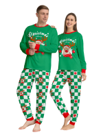 Grönrutig julpyjamas av en ren dekorerad med julgranskulor