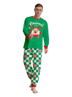 Grönrutig julpyjamas av en ren dekorerad med julgranskulor