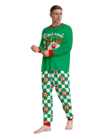 Grönrutig julpyjamas av en ren dekorerad med julgranskulor