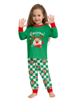 Grönrutig julpyjamas av en ren dekorerad med julgranskulor