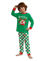 Grönrutig julpyjamas av en ren dekorerad med julgranskulor