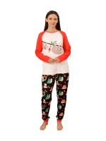 Julgråsuggor som hänger i kransarna, hela familjen i matchande pyjamas
