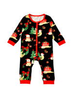 Julgråsuggor som hänger i kransarna, hela familjen i matchande pyjamas
