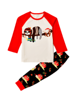 Julgråsuggor som hänger i kransarna, hela familjen i matchande pyjamas
