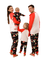Julgråsuggor som hänger i kransarna, hela familjen i matchande pyjamas
