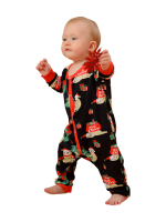 Julgråsuggor som hänger i kransarna, hela familjen i matchande pyjamas