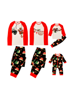 Julgråsuggor som hänger i kransarna, hela familjen i matchande pyjamas