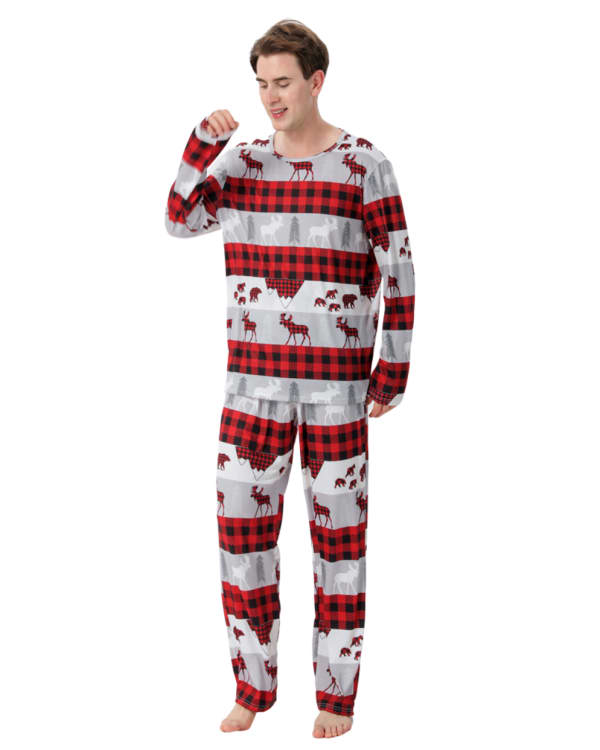 Julpyjamas med cariboubjörn och gran
