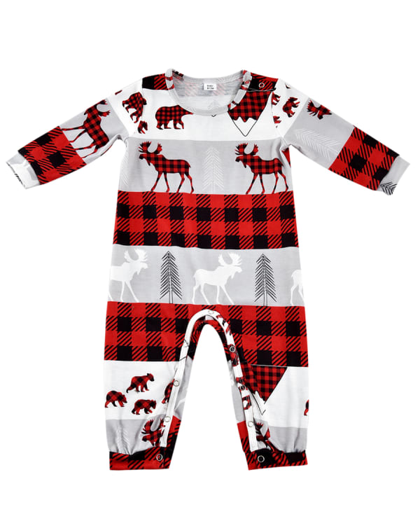 Julpyjamas med cariboubjörn och gran