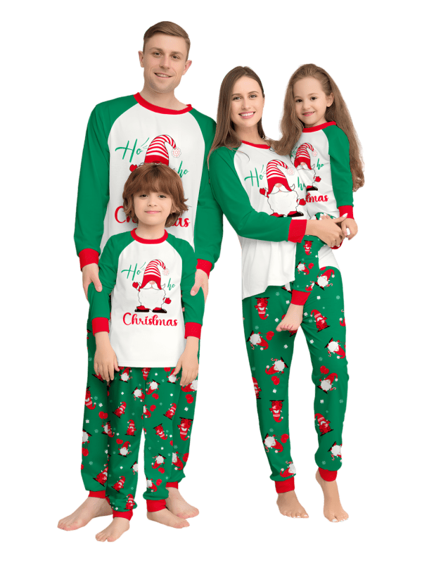 Den skäggige tomten begravd under sin gigantiska hatt, matchande familjepyjamas
