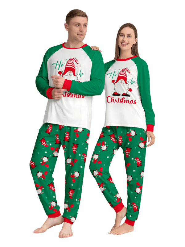 Den skäggige tomten begravd under sin gigantiska hatt, matchande familjepyjamas