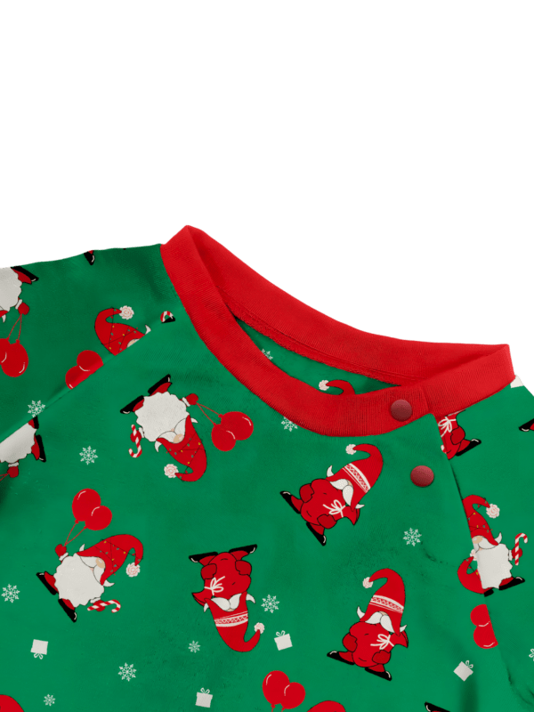Den skäggige tomten begravd under sin gigantiska hatt, matchande familjepyjamas
