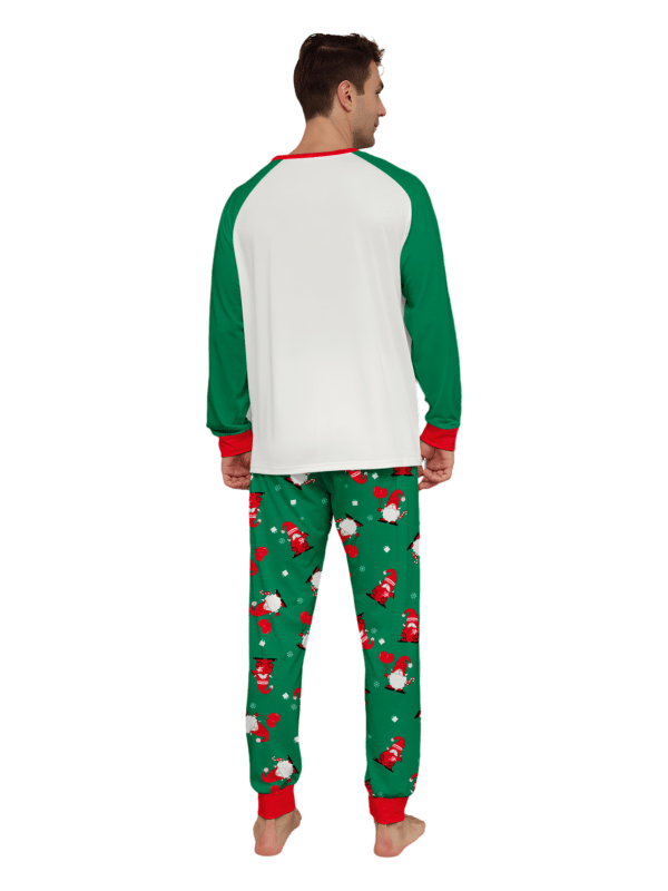 Den skäggige tomten begravd under sin gigantiska hatt, matchande familjepyjamas
