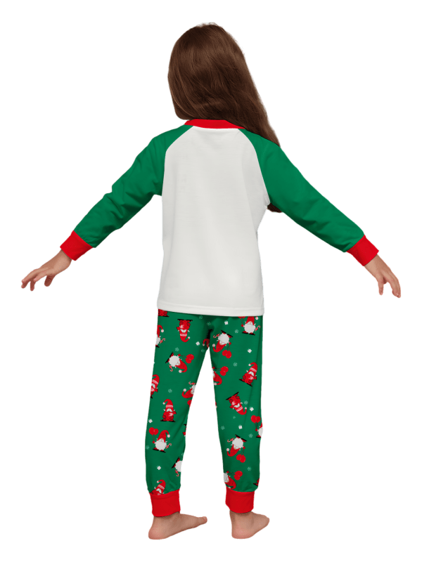 Den skäggige tomten begravd under sin gigantiska hatt, matchande familjepyjamas