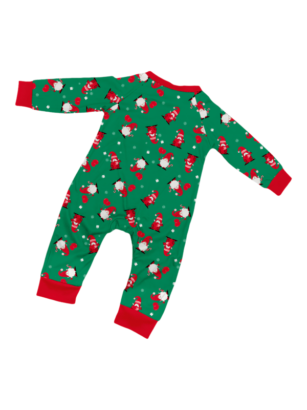 Den skäggige tomten begravd under sin gigantiska hatt, matchande familjepyjamas