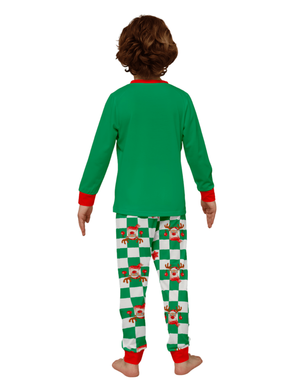 Grönrutig julpyjamas av en ren dekorerad med julgranskulor
