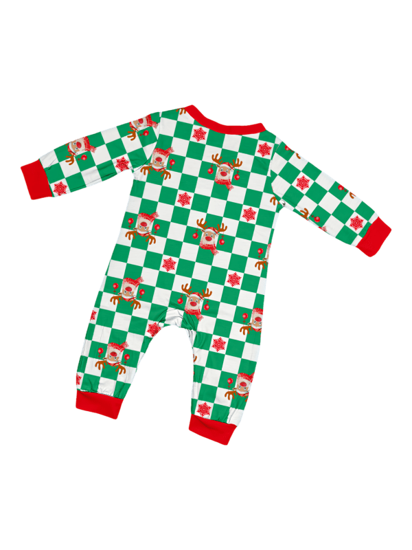 Grönrutig julpyjamas av en ren dekorerad med julgranskulor