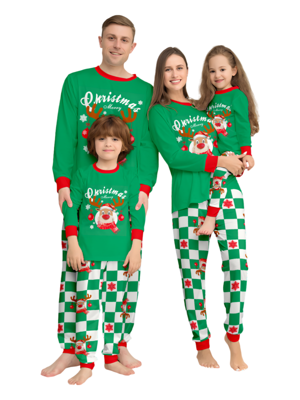 Grönrutig julpyjamas av en ren dekorerad med julgranskulor