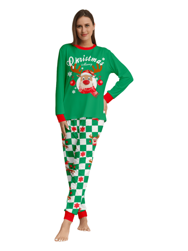 Grönrutig julpyjamas av en ren dekorerad med julgranskulor