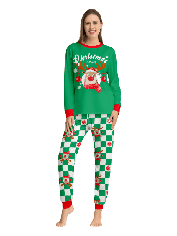 Grönrutig julpyjamas av en ren dekorerad med julgranskulor