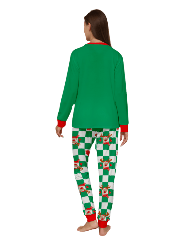 Grönrutig julpyjamas av en ren dekorerad med julgranskulor