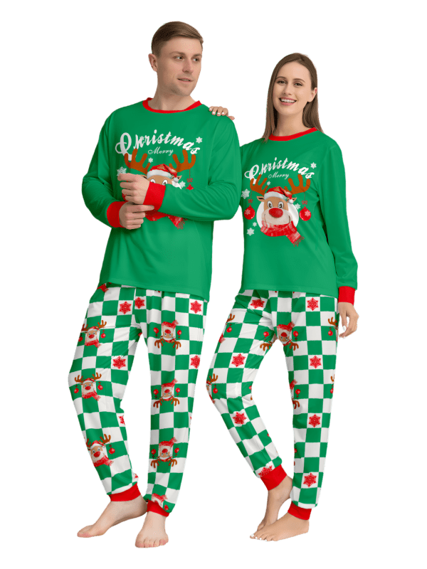 Grönrutig julpyjamas av en ren dekorerad med julgranskulor