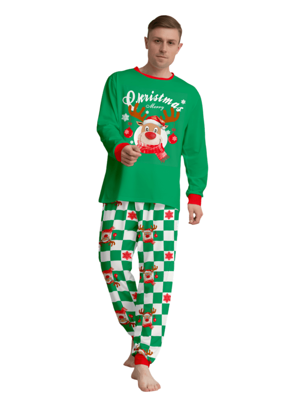 Grönrutig julpyjamas av en ren dekorerad med julgranskulor