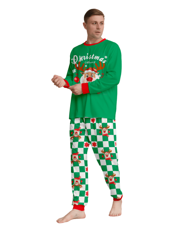 Grönrutig julpyjamas av en ren dekorerad med julgranskulor
