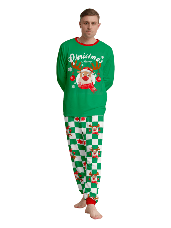 Grönrutig julpyjamas av en ren dekorerad med julgranskulor