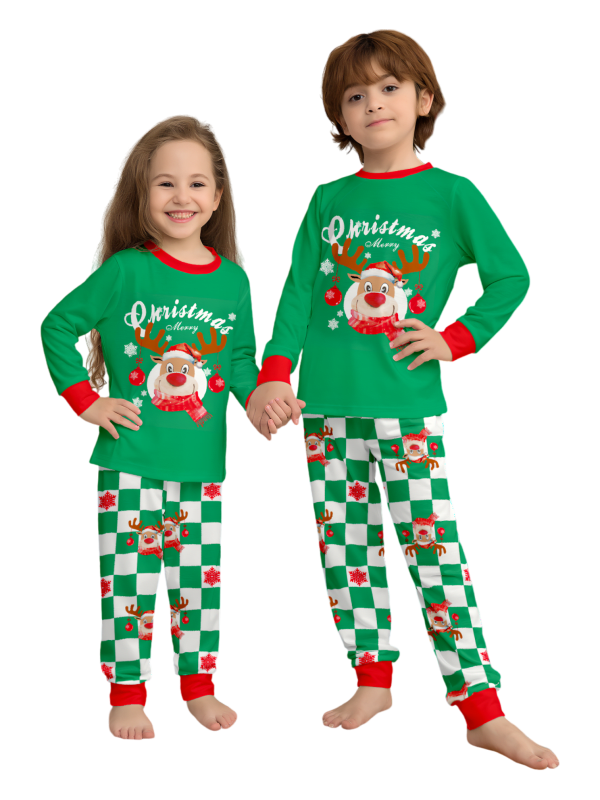 Grönrutig julpyjamas av en ren dekorerad med julgranskulor