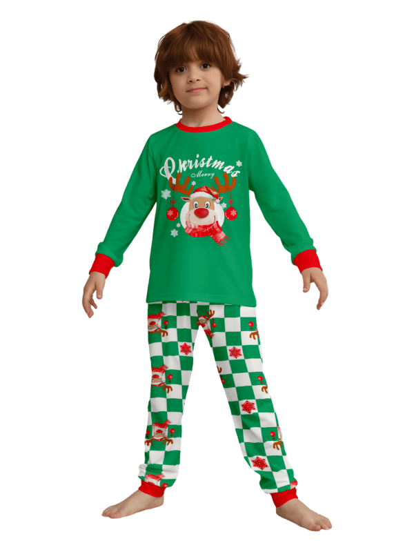 Grönrutig julpyjamas av en ren dekorerad med julgranskulor