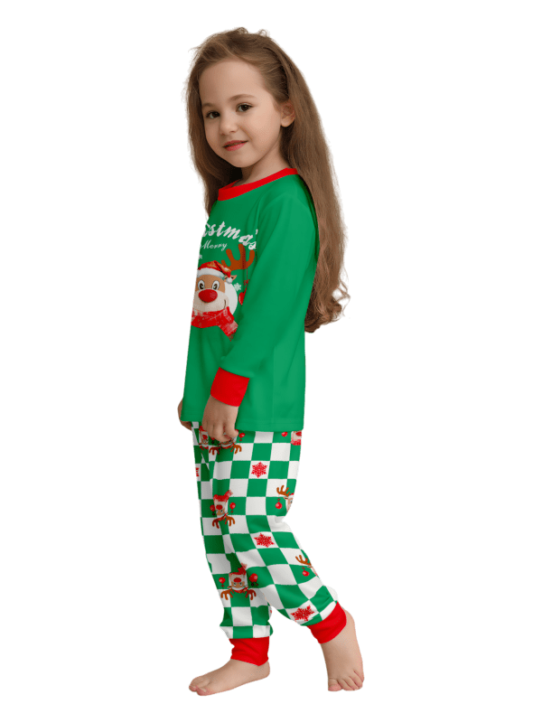 Grönrutig julpyjamas av en ren dekorerad med julgranskulor