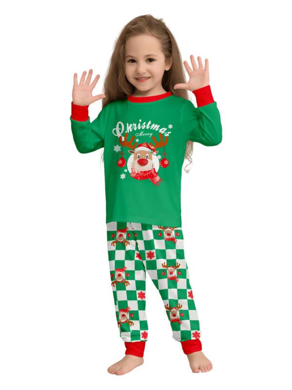 Grönrutig julpyjamas av en ren dekorerad med julgranskulor