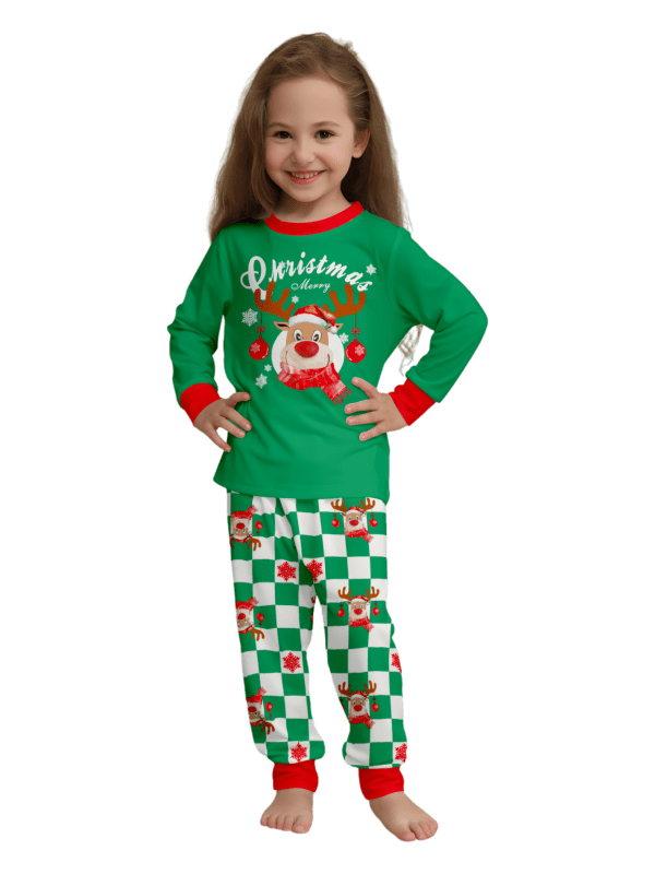 Grönrutig julpyjamas av en ren dekorerad med julgranskulor